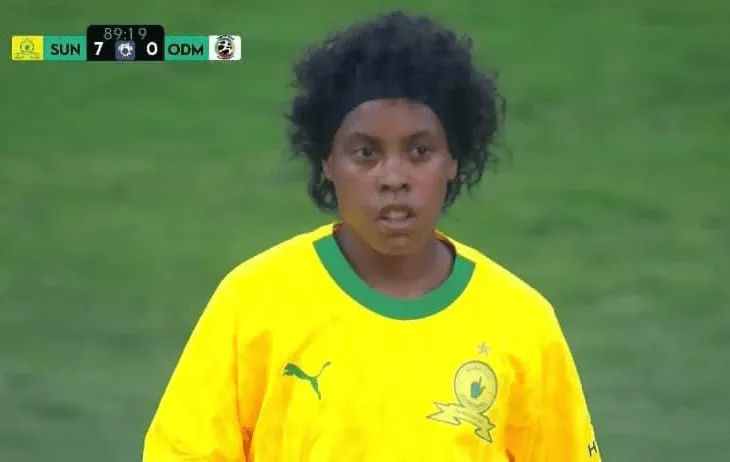 马梅洛迪日落女足球员走红网络，长相酷似罗纳尔迪尼奥